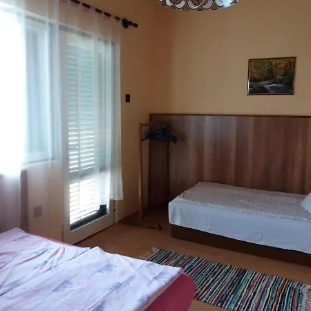 In 33086 Balatonmáriafürdő