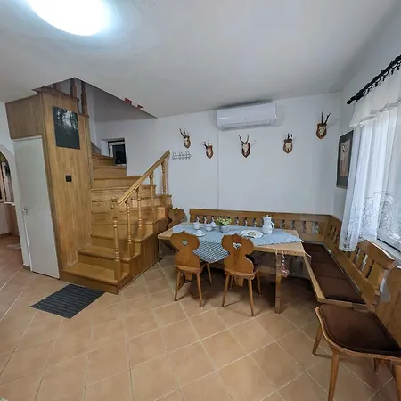 In 33086 Nyaraló *