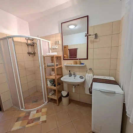 In 33086 Nyaraló
